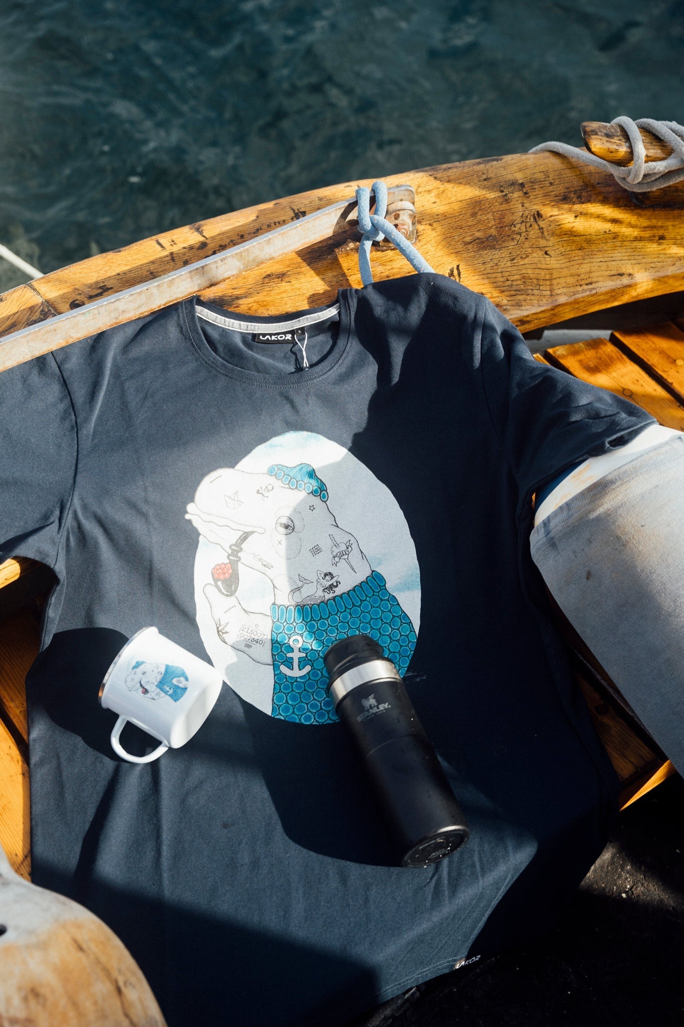 Badass Beluga T-shirt (blåbär)