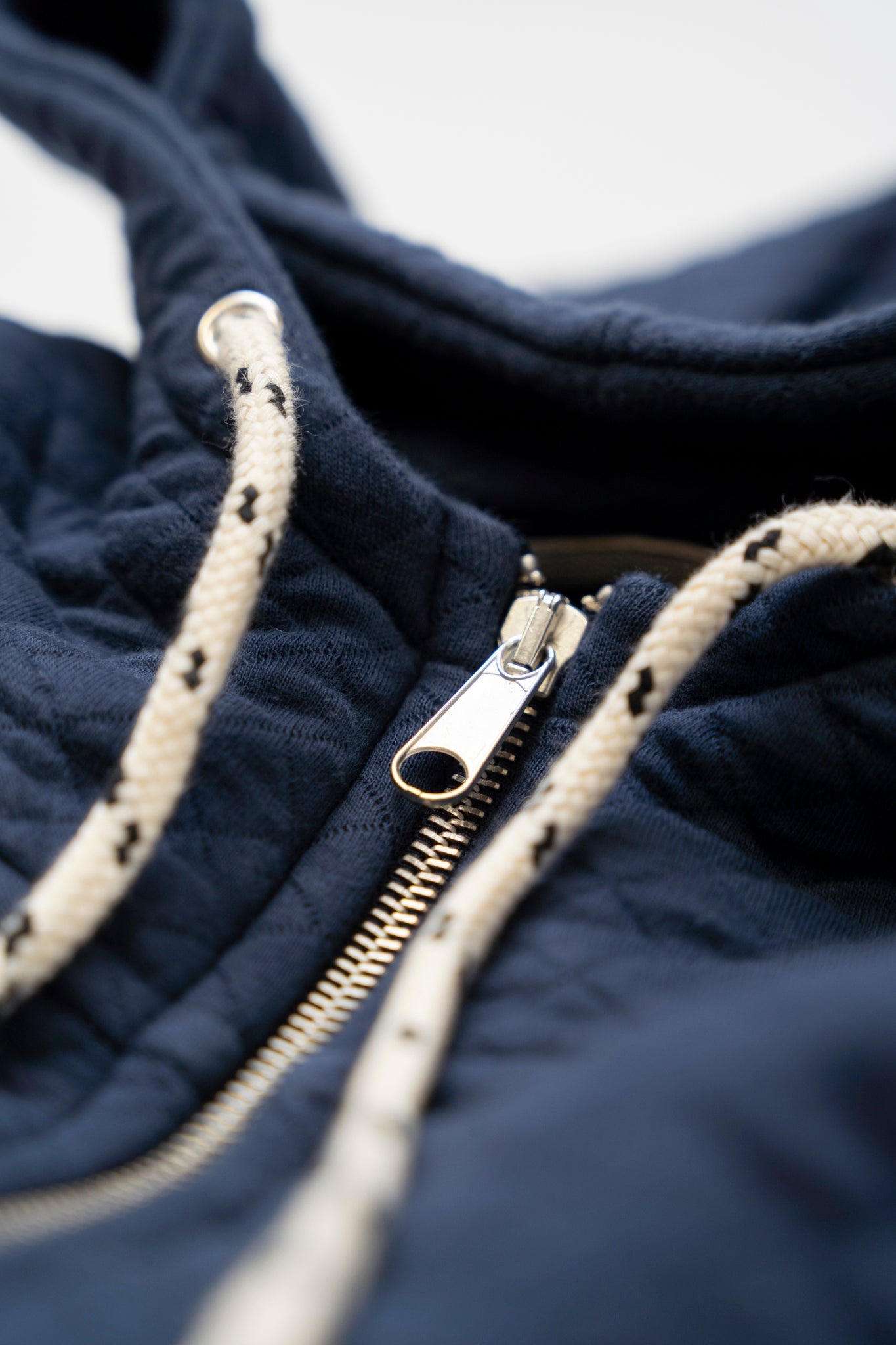 Quiltad luvtröja (marinblå)