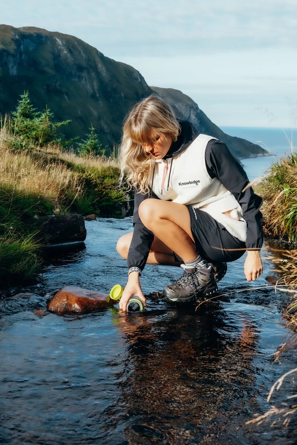 KnowledgeCotton Apparel - Huvväst i teddyfleece med ribbstopp i kontrastfärg - GRS/Vegan PETA