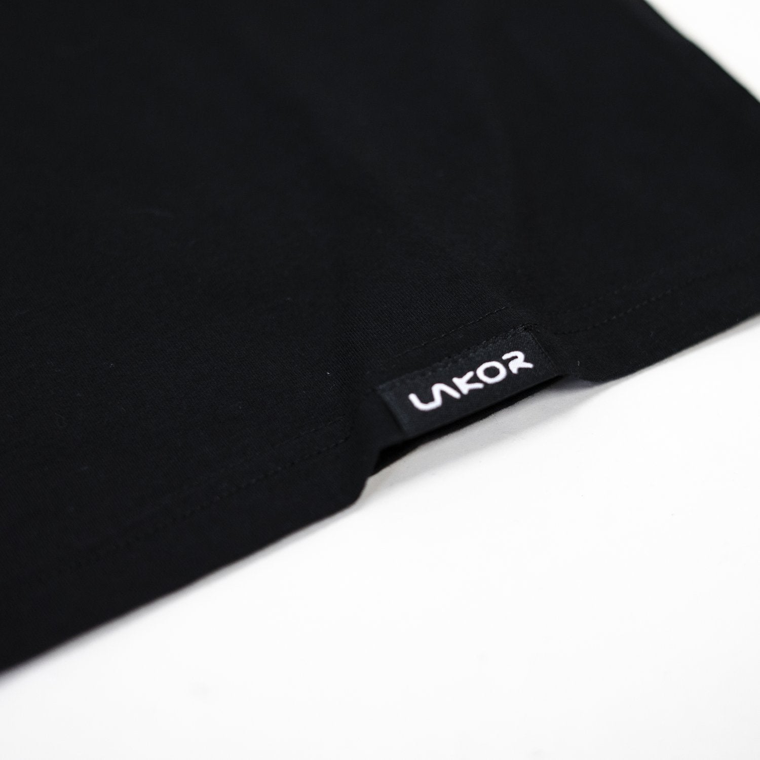 Lakor - Egret Black Skate T-shirt