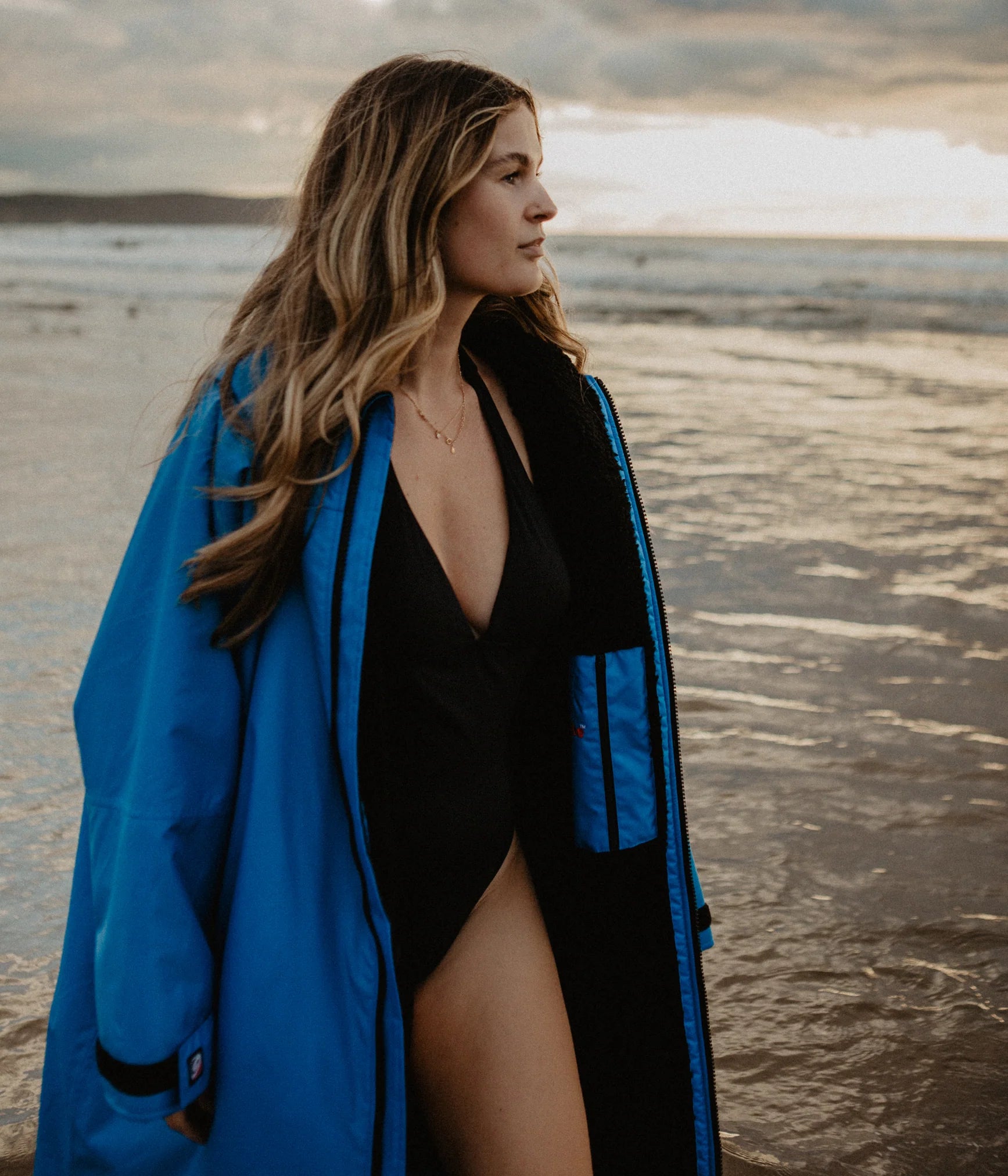 Dryrobe advance långärmad poncho | vuxna | svart koboltblå svart - återvunnen