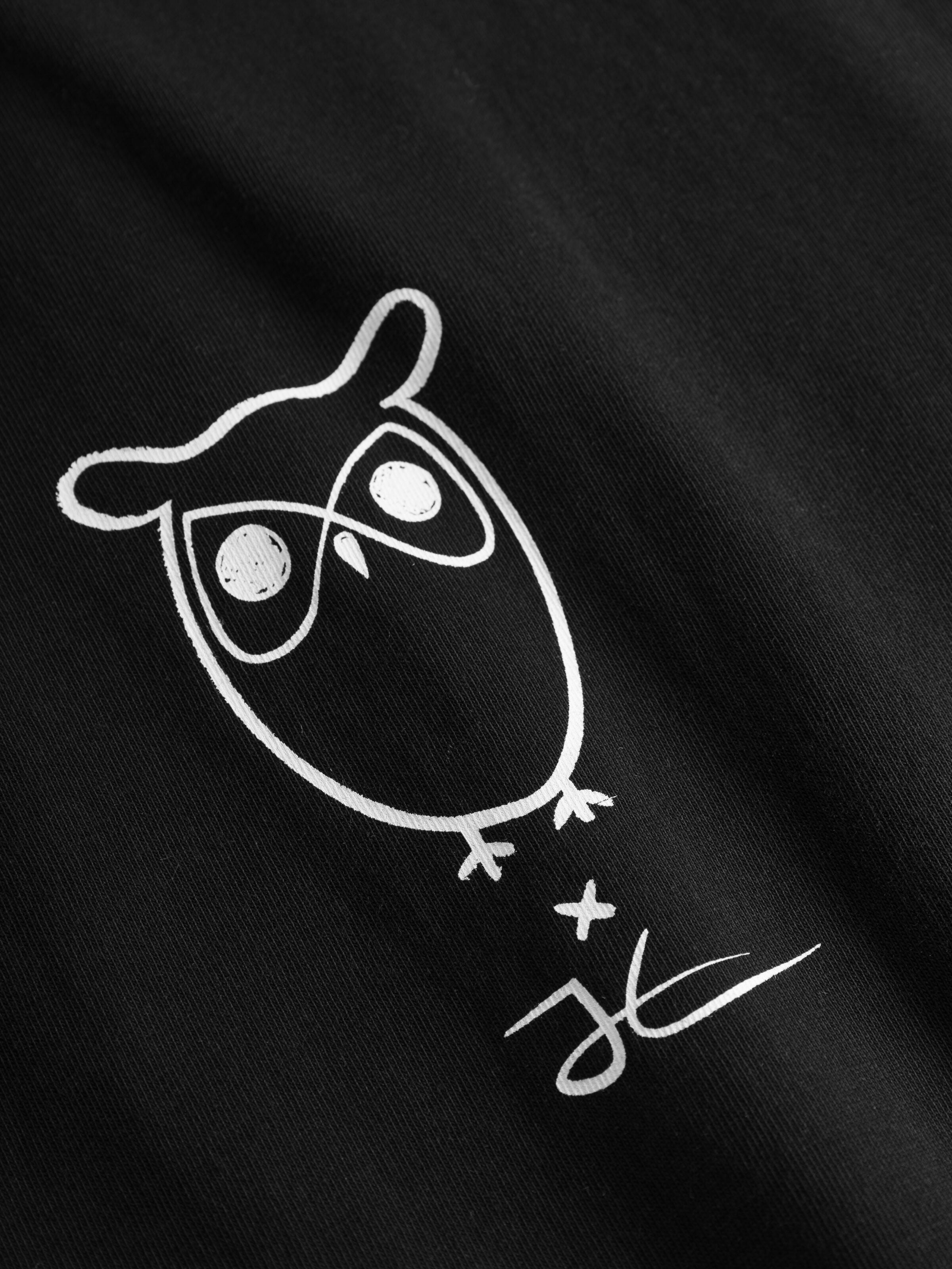 KnowledgeCotton Apparel - T-shirt med löst läge framtill - GOTS - Black Jet