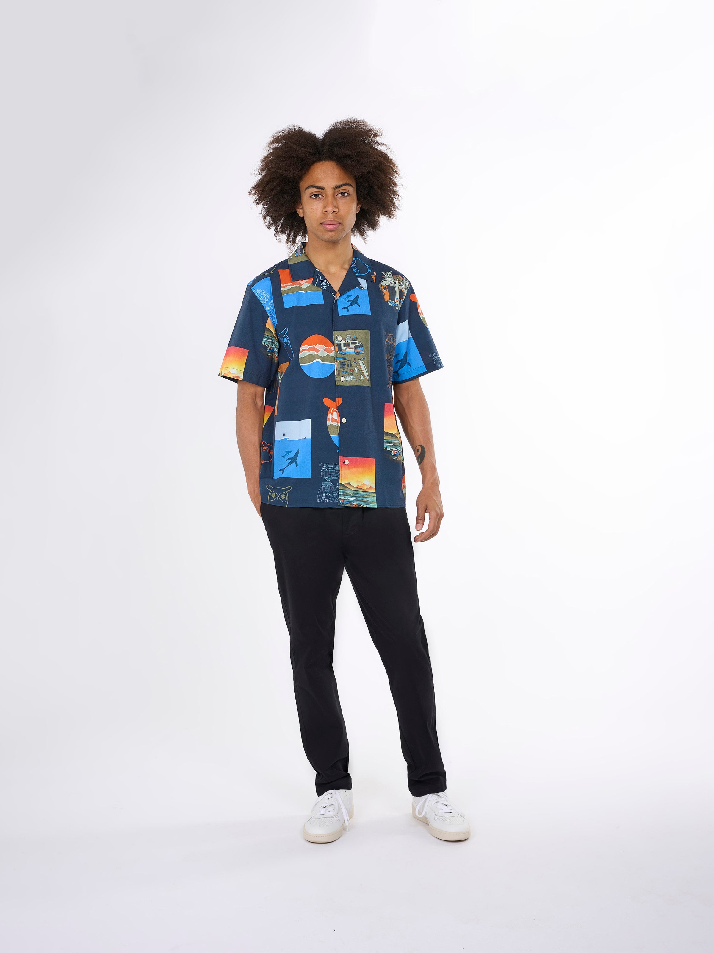 KnowledgeCotton Apparel - AOP kortärmad skjorta i boxad passform - GOTS/Vegan