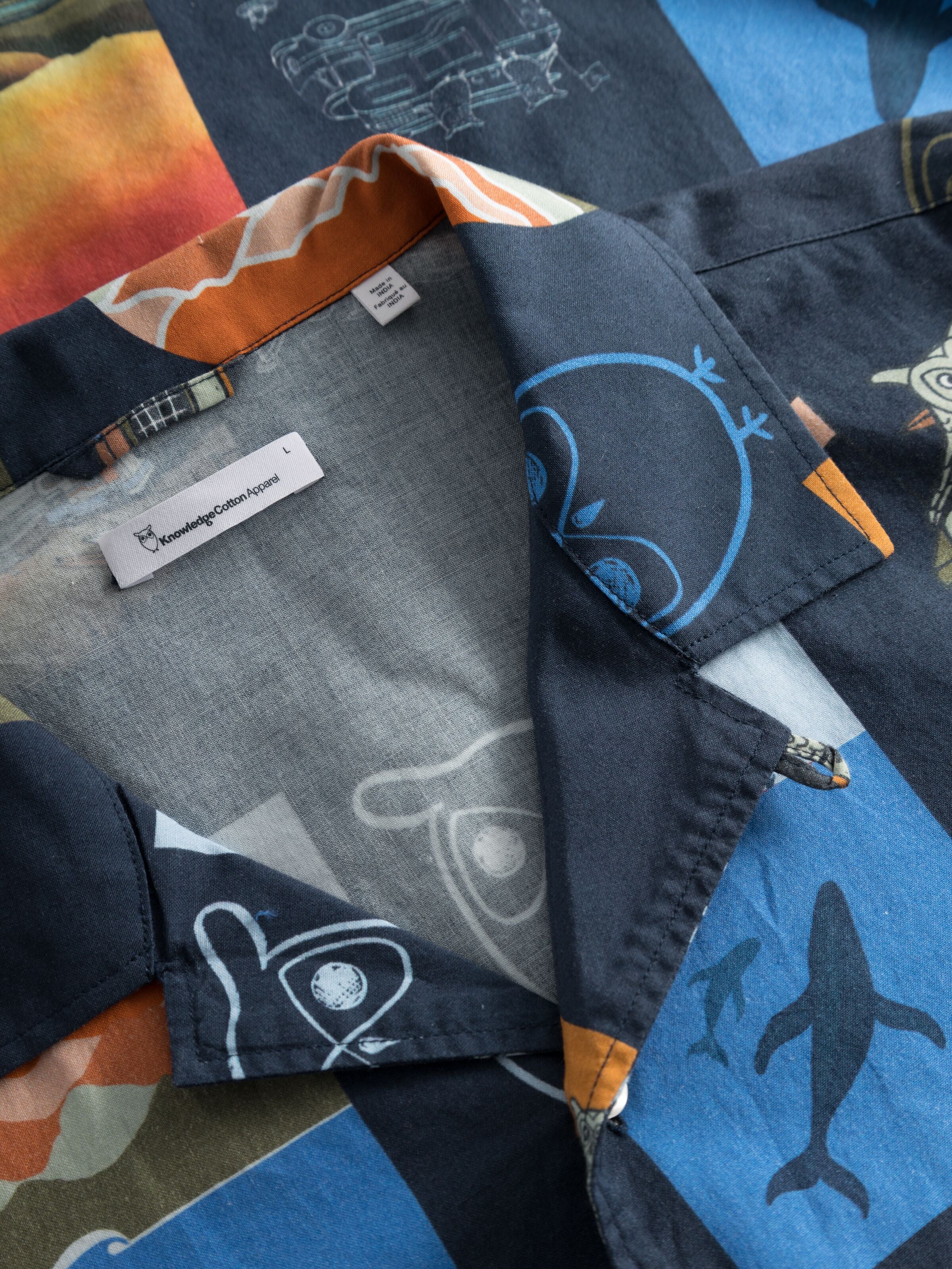 KnowledgeCotton Apparel - AOP kortärmad skjorta i boxad passform - GOTS/Vegan