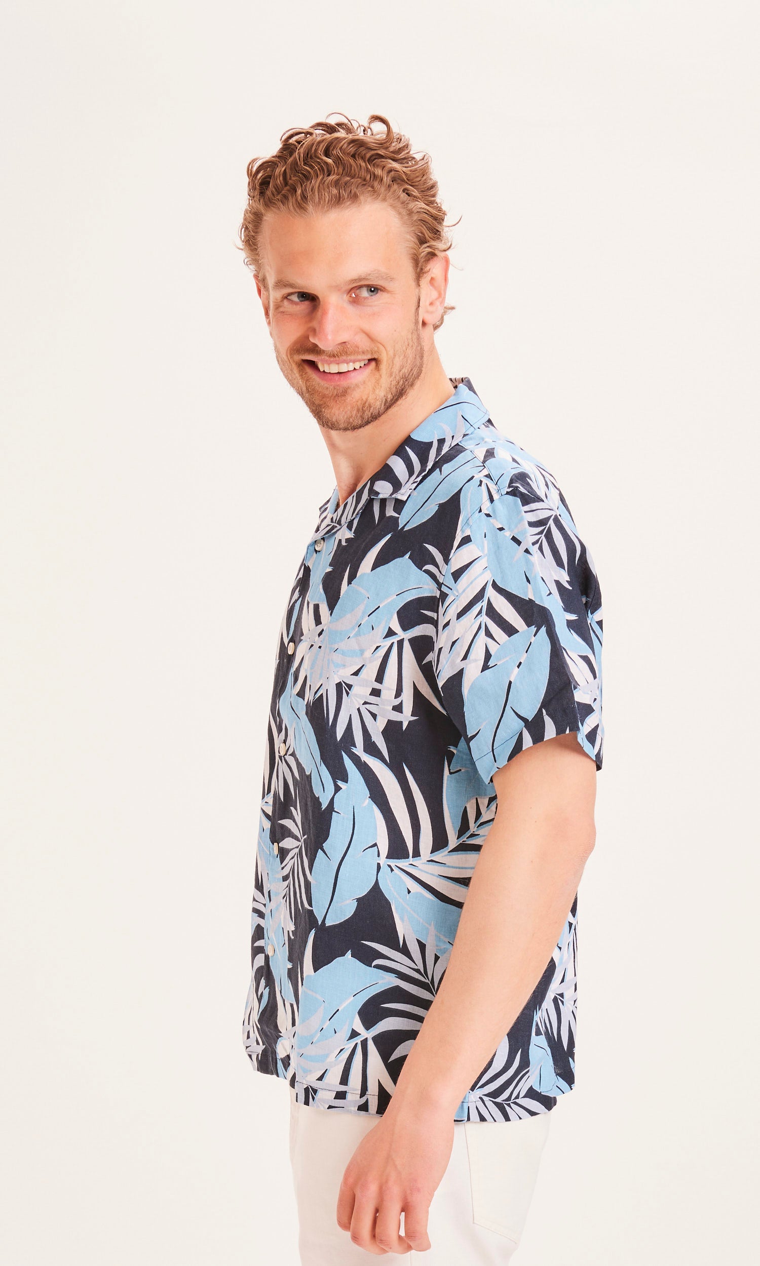 KnowledgeCotton Apparel WAVE SS linen box fit shirt with AOP palm print - GOTS/Vegan - Alaskan Blue